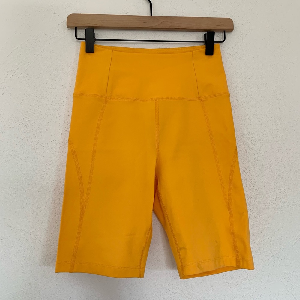 girlfriend collective saddle mustard yellow compression active shorts Small